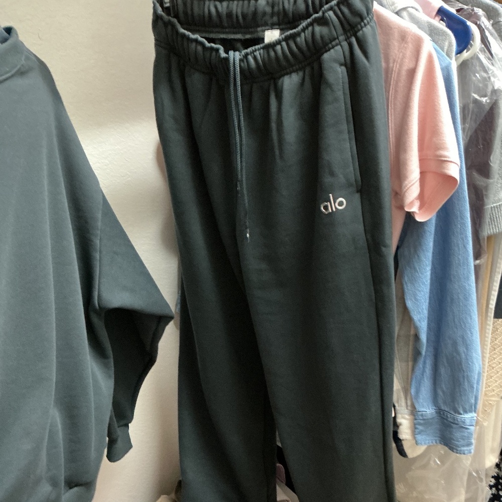 ALO Yoga Accolade Straight Leg Sweatpants in Anthracite
